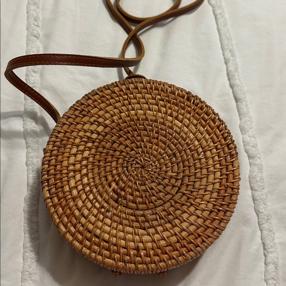 Round basket crossbody purse with floral lining. - Picture 2 of 4